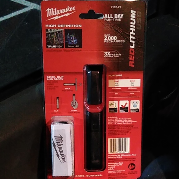 NWT Milwaukee Red Lithium Pocket Flood Light - Picture 2 of 4